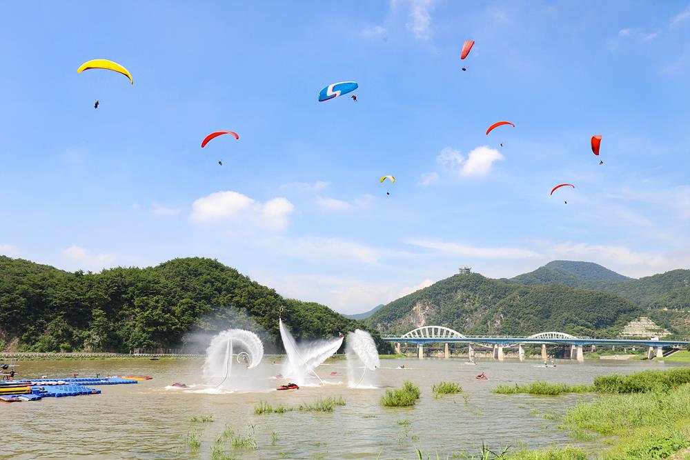 ▲ 지난해 플라이보드 체험장 운영 모습. 사진=단양군제공