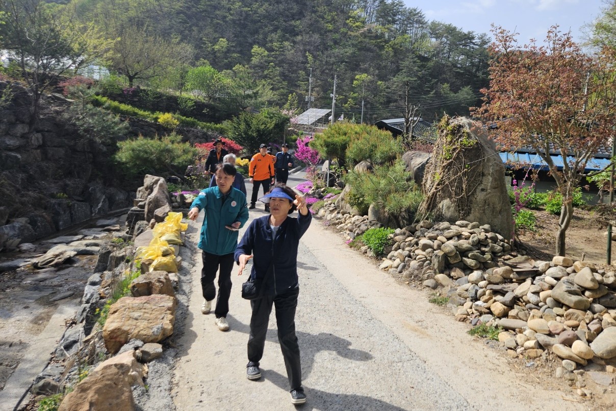 ▲ 18일 단양국유림관리소 등이 영춘면 사지원리 주민들과 산사태 위험지역을 살펴보고 있다. 사진=단양국유림관리소제공
