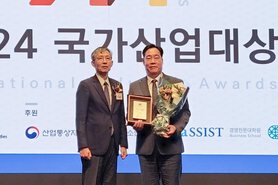 ▲ 서부발전이 지난18일 제조품질.환경경영국가산업대상을 수상하고 있다.