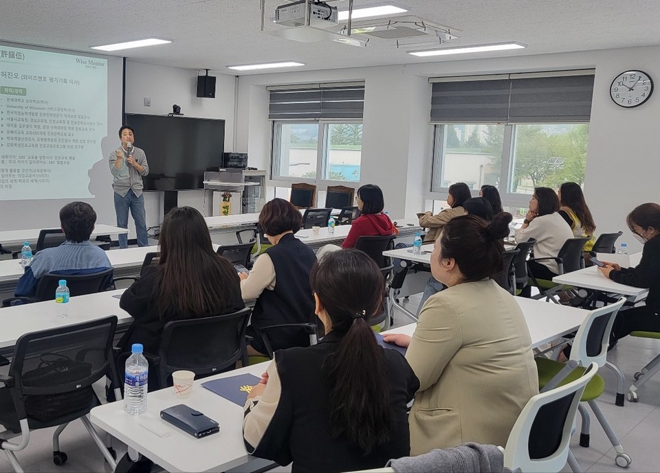 ▲ 22일 제천교육지원청이 주관한 학부모 진로특강 모습. 사진=제천교육지원청제공