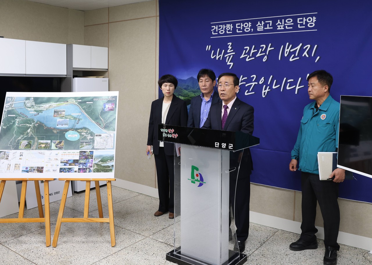 ▲ 30일 김문근 단양군수(오른쪽 두 번째)가 단양군청 브리핑 룸에서 지역현안 정책 기자회견을 하고 있다. 사진=단양군제공