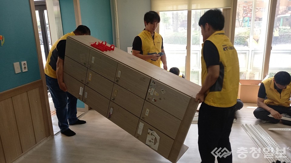 ▲ 국가철도공단 시설장비사무소 직원들이 환경정리를 시행하고 있다