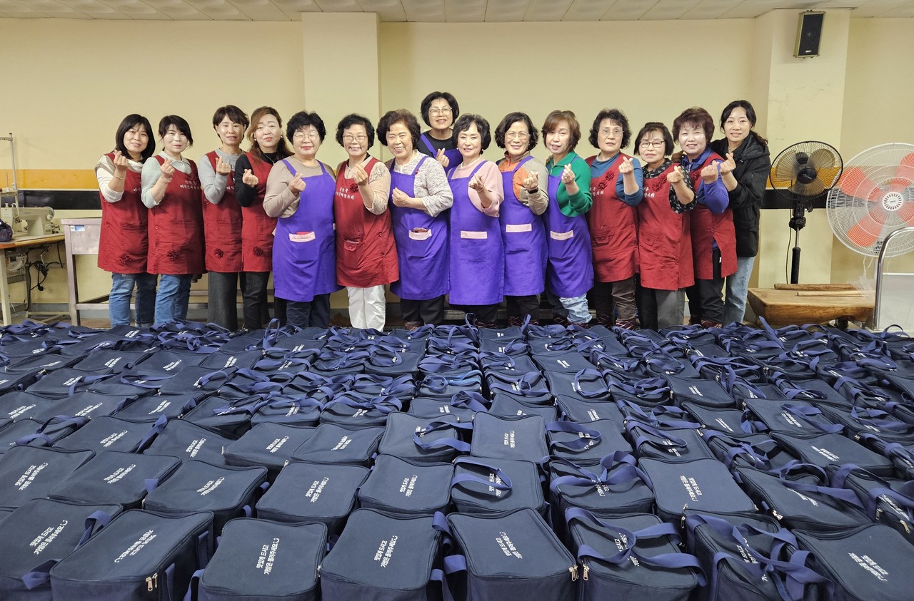 ▲ 단양군여성단체협의회가 반찬 도시락을 준비하고 전달에 앞서 회원들이 사진촬영을 하고 있다. 사진=단양군제공
