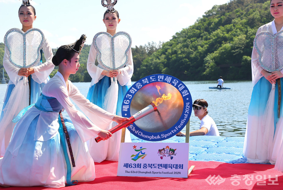 ▲ 63회 충북도민체전 개막일을 하루 앞둔 8일 개최지 충북 진천군 초평호에서 성화를 채화하고 있다.