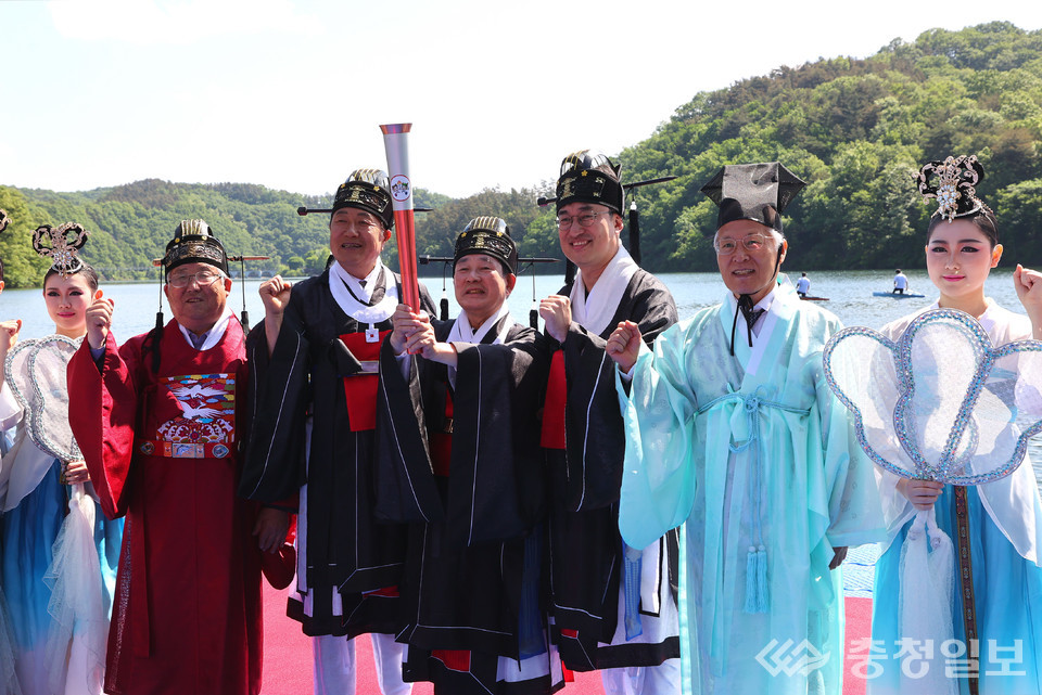 ▲ 63회 충북도민체전 개막일을 하루 앞둔 8일 충북 진천군 초평호에서 채화된 성화를 장동현 진천군의장(왼쪽 세 번째)과 송기섭 진천군수(〃 네 번째)가 선보이고 있다.