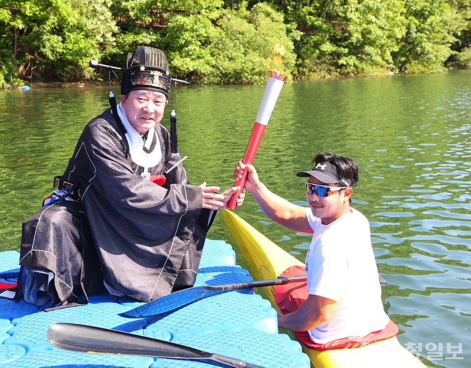 ▲ 63회 충북도민체전 개막일을 하루 앞둔 8일 충북 진천군 초평호에서 채화된 성화를 송기섭 진천군수(왼쪽)가 선보이고 있다.