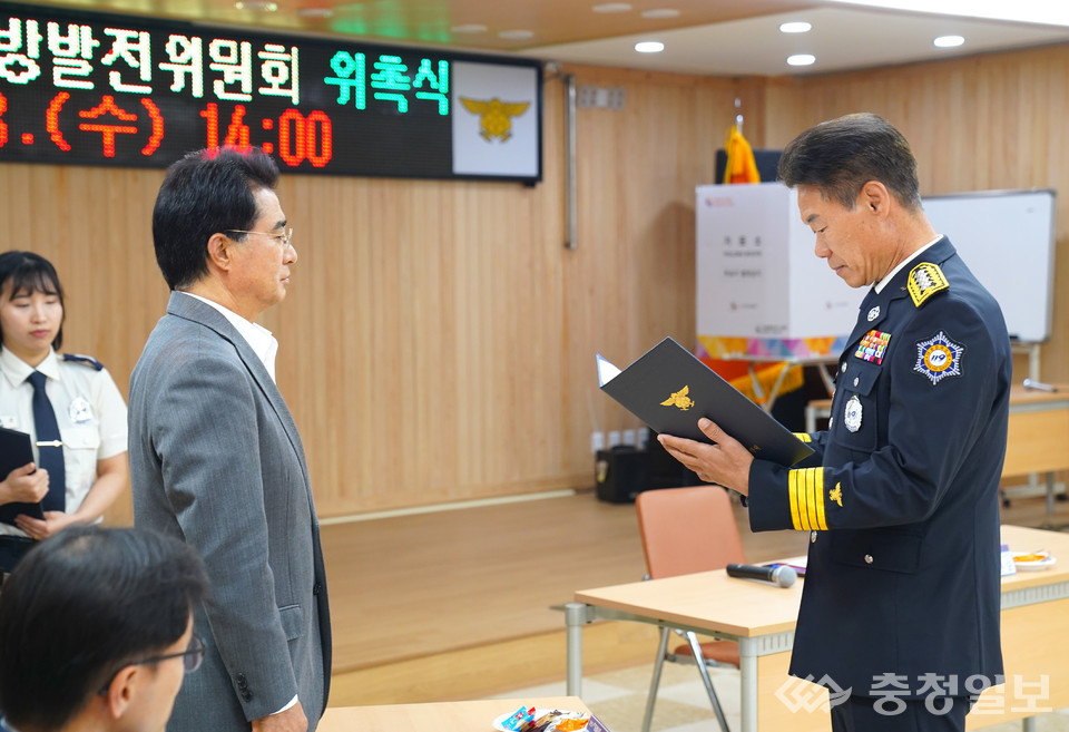 ▲ 양찬모 진천소방서장(오른쪽)이 지난 8일 충북 진천소방서 대회의실에서 양근식 소방발전위원회 위원에게 위촉장을 수여하고 있다.