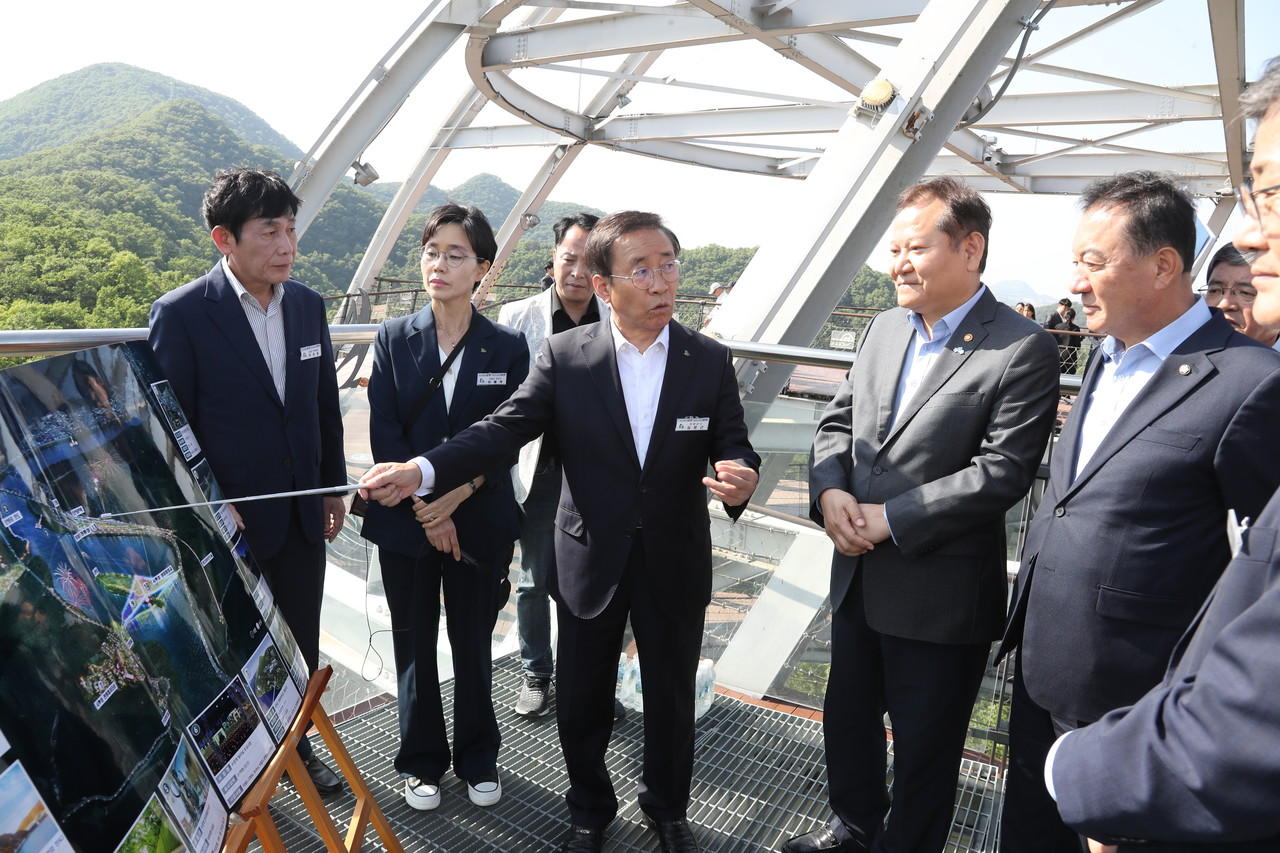 ▲ 김문근 단양군수(가운데)가 이상민 행안부 장관(오른쪽 두 번째)에게 단양역 복합 관광단지 개발 사업 설명을 하고 있다. 사진=단양군제공