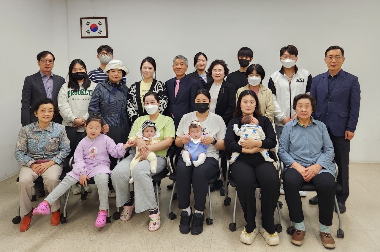 ▲ 올해 아이를 출산한 단양지역 부모들이 단양군지역사회보장협의체로부터 출산 축하금을 받고 관계자와 기념촬영을 하고 있다. 사진=단양군제공