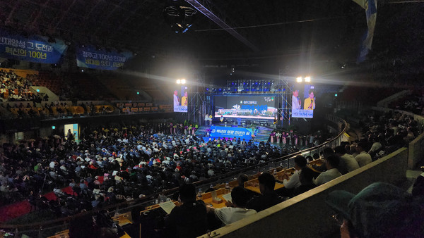 ▲ 청주고등학교 개교 100주년 기념행사가 지난 11일 청주체육관에서 열렸다.