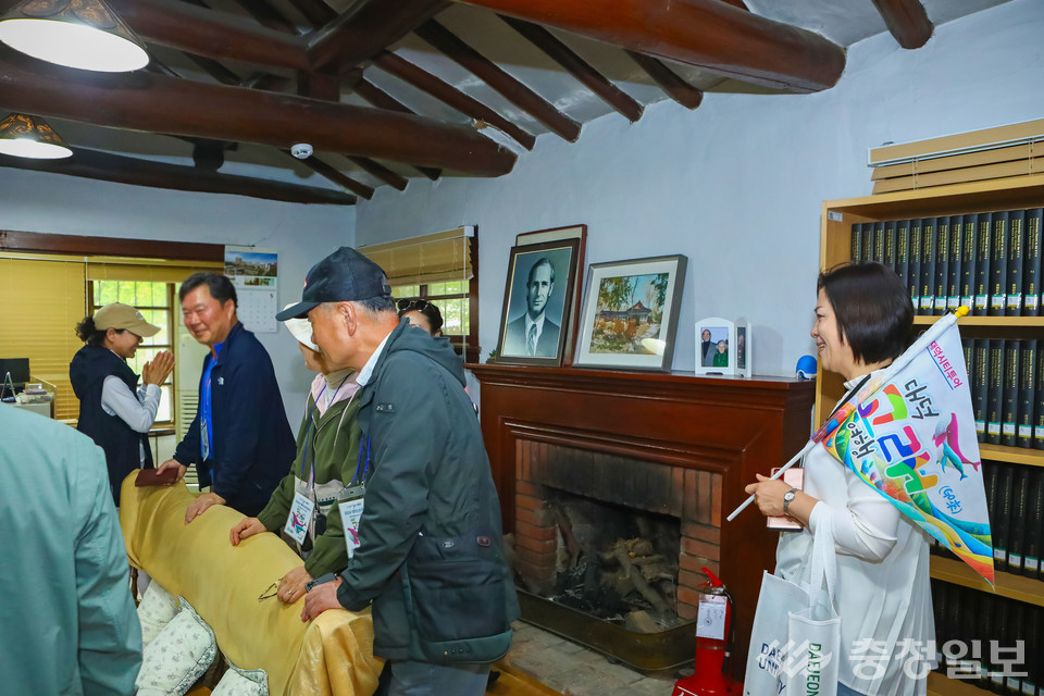 ▲ 관람객들애 선교사촌을 둘러보고 있다