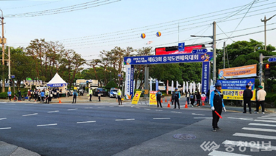 ▲ 충북 진천경찰서와 해병전우회 관계자들이 지난 도민체전 기간(5월 9~11일) 진천종합운동장 사거리에서 교통 안내와 통제에 나선 모습.