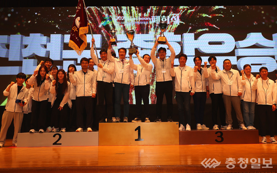 ▲ 선수단과 종합우승 트로피를 들어올리며 환호하는 모습.