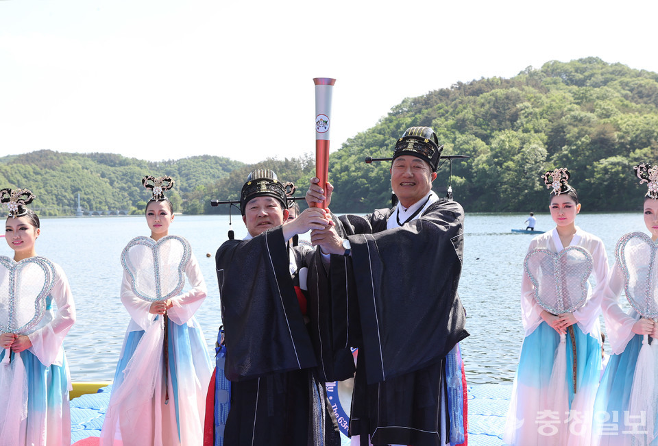 ▲ 장동현 군의장(오른쪽)과 초평호에서 성화를 수상 채화하는 모습.