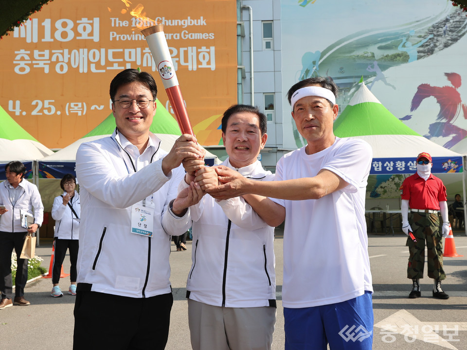 ▲ 김명식 체육회장 및 장주식 문화원장 등과 성화 봉송하는 모습.