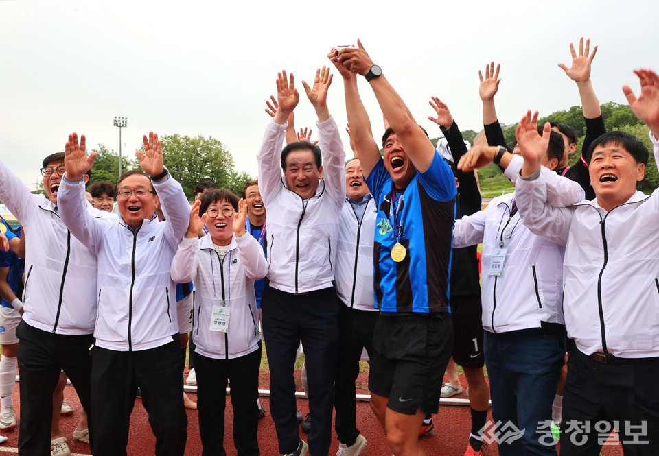 ▲ 군의원들과 축구 경기를 응원하는 모습.