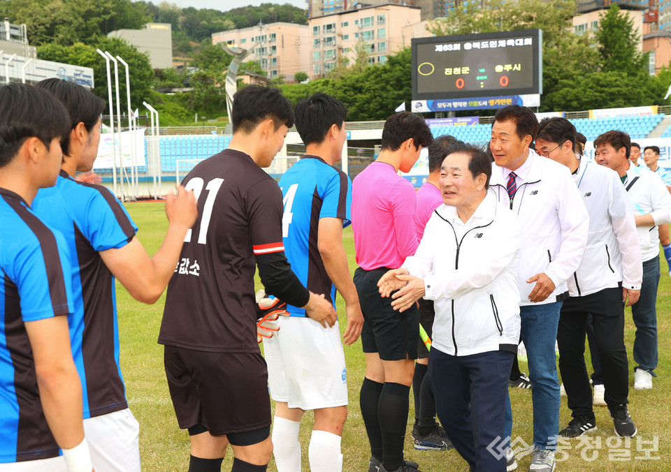 ▲ 축구 일반부 선수들을 격려하는 모습.