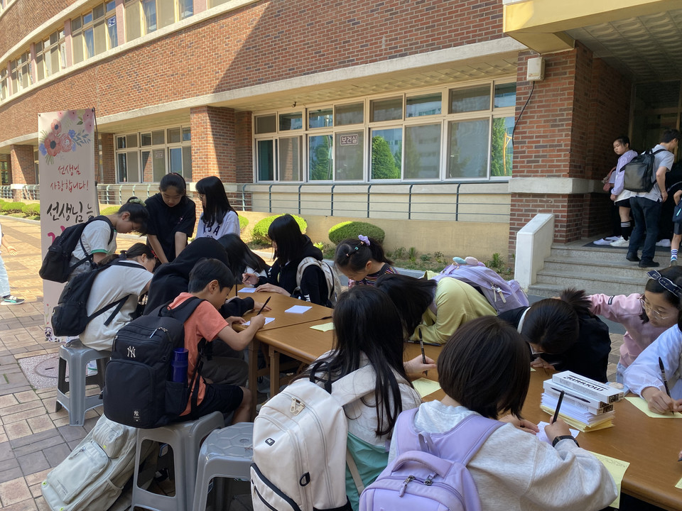 ▲ 지난 14일 산성초 학생들이 교직원에게 전달할 감사인사를 작성하고 있다.