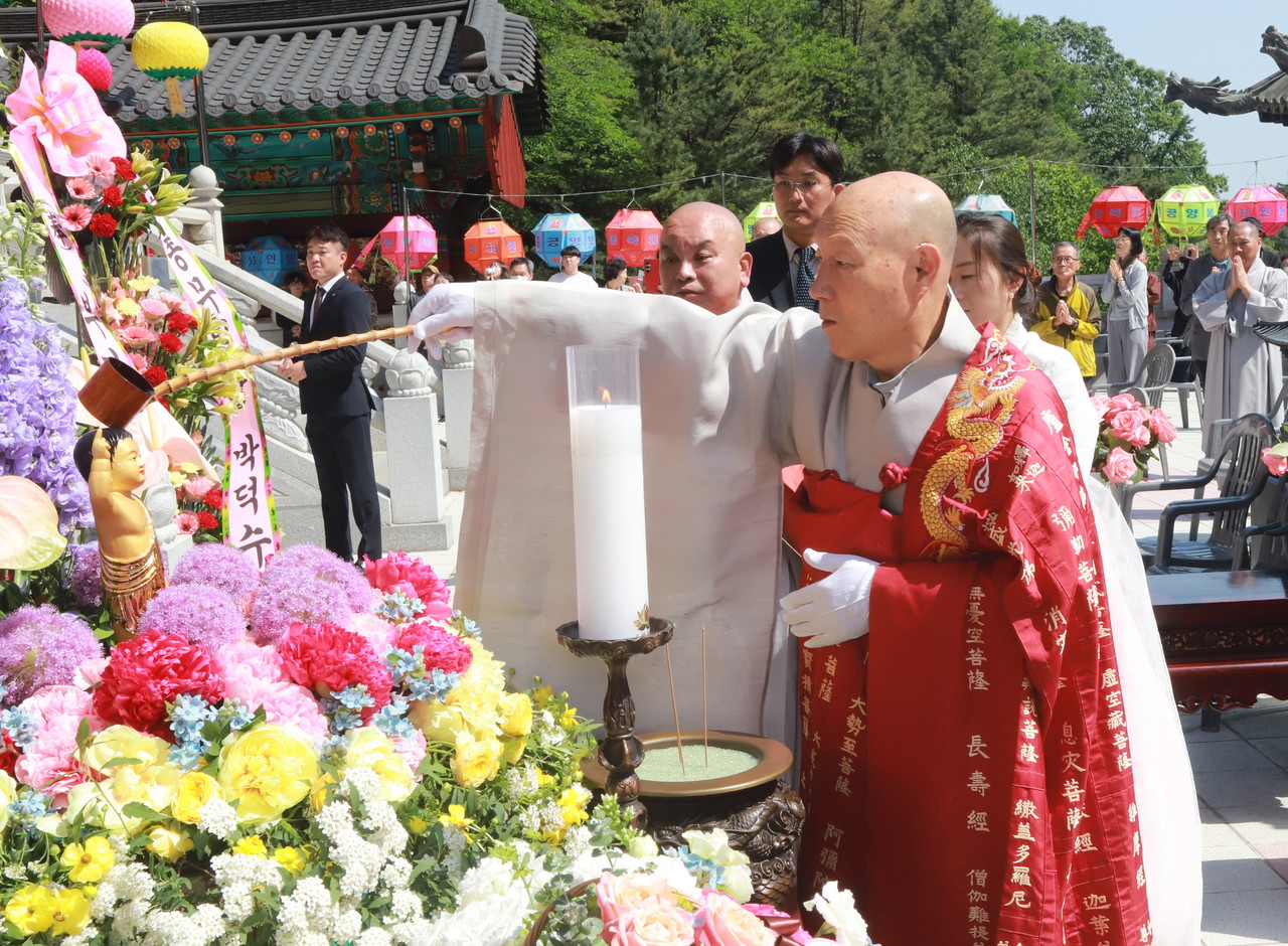 ▲ 15일 천태종 총무원장 덕수 스님이 단양 구인사에서 봉행된 불기 2568년 부처님 오신 날을 봉축하는 법요식에 앞서 설법보전 앞 관불대에서 관불의식을 진행하고 있다. /사진=구인사제공