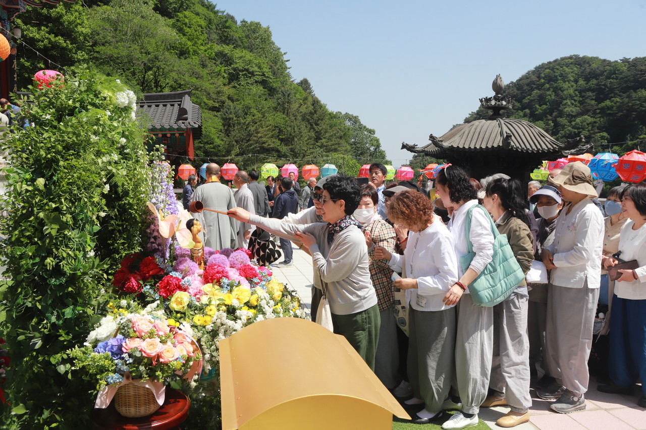 ▲ 15일 천태종 본산 구인사에서 봉행된 불기 2568년 부처님 오신 날을 맞아 진행된 봉축 법요식에서 불자들이 관불의식에 참여하고 있다. 사진=구인사제공