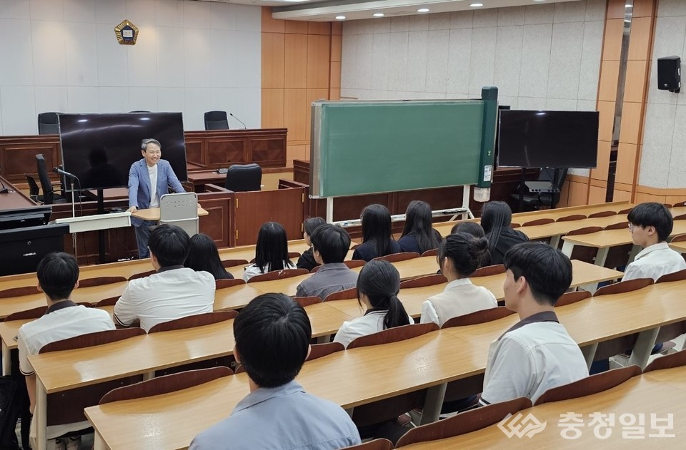 ▲ 손종학 법률센터장이 법진로 교육을 진행하고 있다