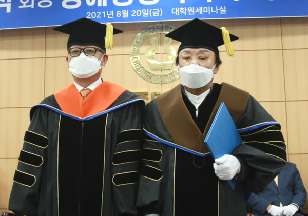 ▲ 오영식 회장(오른쪽)이 지역사회의 발전과 대한민국 청소년들의 건전하고 행복한 생활을 위해 힘쓴 공로로 차천수 청주대학교 총장에게 명예 경영학박사 학위을 받았다.
