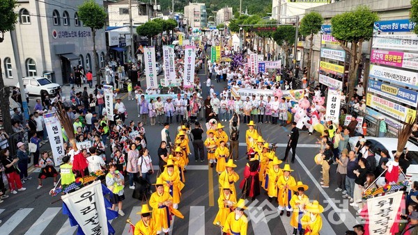 ▲ 음성품바축제 길놀이퍼레이드에 15개 2000여 명 이 참여해 장관을 이루고 있다.