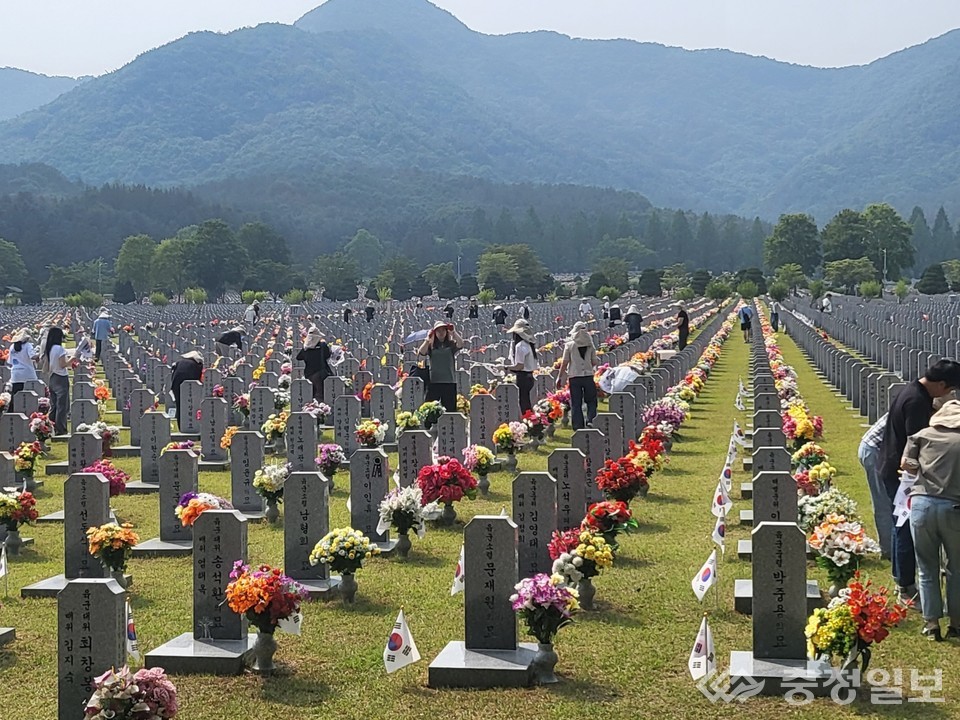 ▲ 국립대전현충원을 찾아 순국선열과 호국영령의 숭고한 희생정신을 기리며 지역사회 유산보호 봉사활동을 펼치고 있다