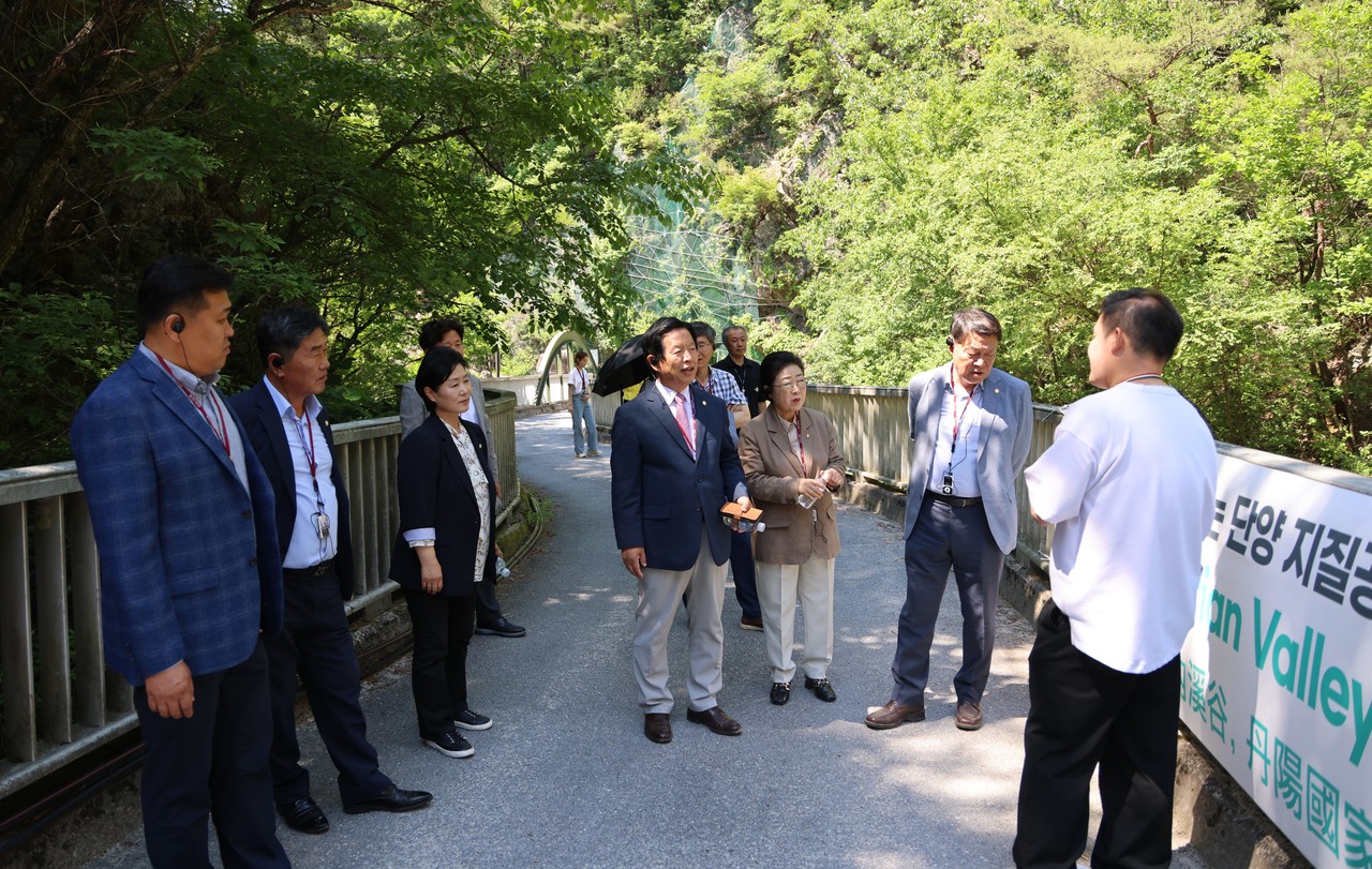 ▲ 31일 단양군의회 의원들이 내달 유네스코 세계지질공원 실사단 단양방문에 앞서 천동 다리안 계곡을 찾아 해설사로부터 설명을 듣고 있다. 사진=단양군의회제공