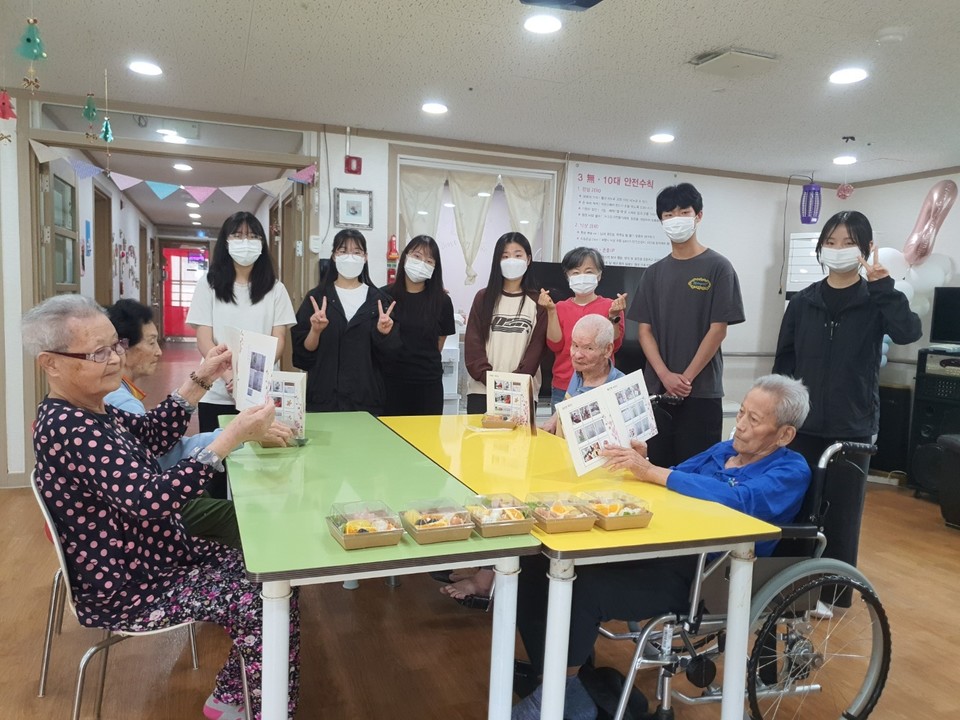 ▲ 충북 괴산군청소년문화의집 청소년동아리 '은가비'가 '선한이웃의집' 어르신들을 대상으로 자아 찾기 활동을 추진했다.