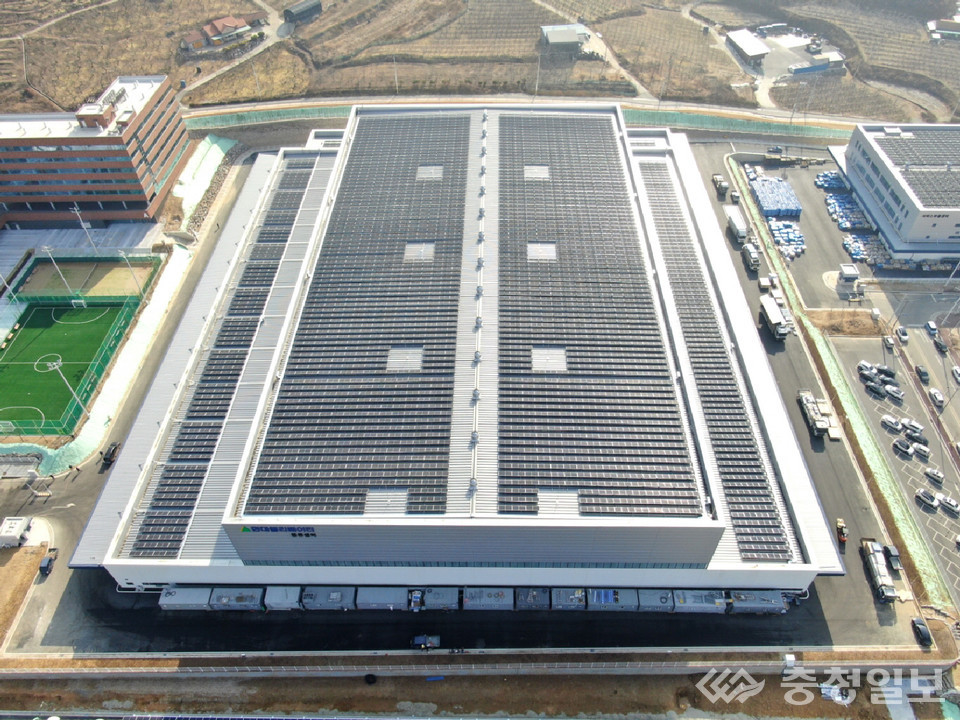 ▲ 현대엘리베이터 충주 스마트캠퍼스 물류센터 지붕에 설치된 태양광 발전시설.