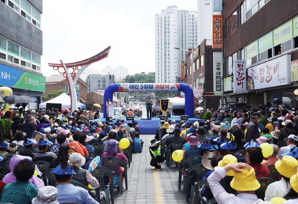 ▲ 8일 태안읍 ‘걷고 싶은 거리’에서 진행된 5일장 모습.