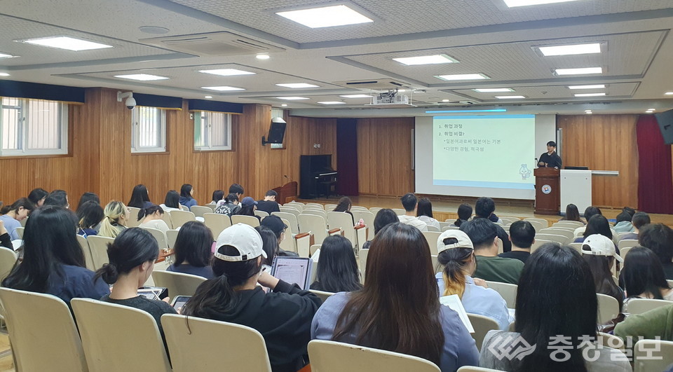 ▲ 국립한밭대학교 대학일자리본부가 운영한 '2024 상반기 학과별 진로 멘토링' 프로그램 중 일본어과의 취업선배가 특강을 진행하고 있다