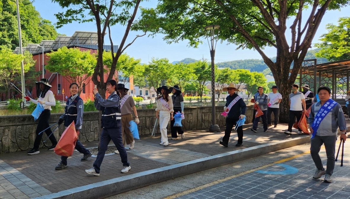▲ 지난 12일 한일시멘트 단양공장 직원들이 매포읍 매포천 일원서 환경정화 활동을 벌이고 있다. 사진=한일시멘트제공