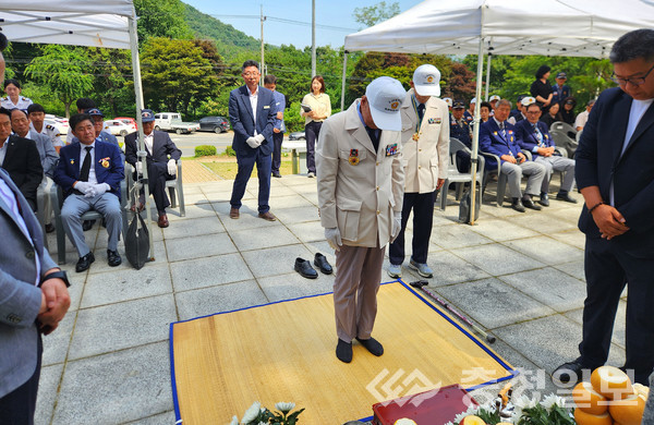 ▲ 충북 재향군인회 최상욱 회장 등이 20일 봉화산 6.25 격전지 탑에서 무명용사들에 대해 제를 올리고 있다.