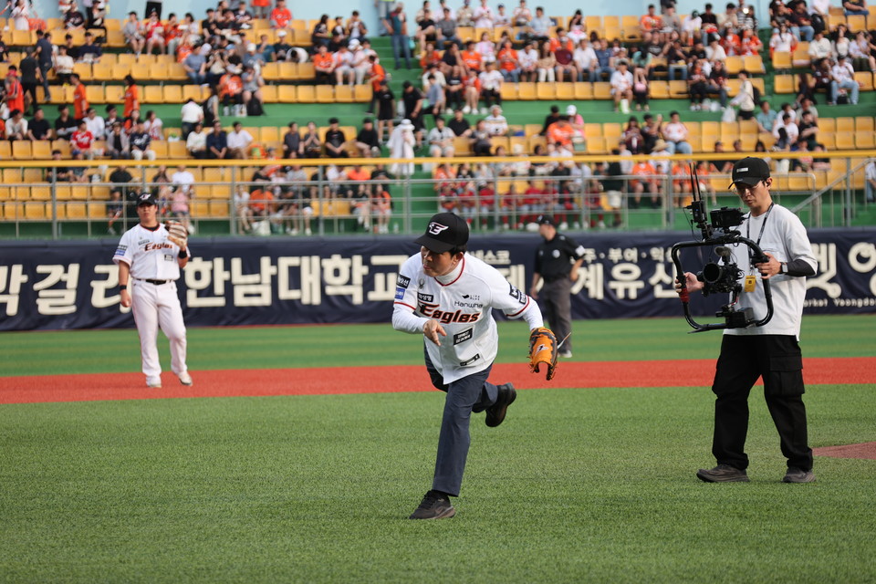 송기섭 진천군수가 20일 청주야구장에서 열린 프로야구 KBO리그 한화와 키움의 경기에서 시구를 하고 있다.