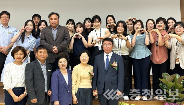 ▲ 임상업 진천읍장(앞줄 오른쪽)이 26일 충북 진천군 진천읍 행정복지센터에서 명예 퇴임식 후 부인 봉성화 여사(〃 두 번째) 및 읍 직원들과 기념촬영하고 있다.