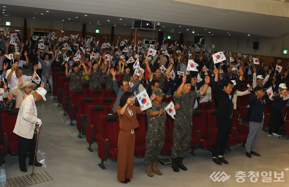 ▲ 송기섭 군수와 최상욱 진천군 재향군인회장, 참전 용사, 주민 등이 25일 충북 진천군 군민회관에서 진행된 6.25 전쟁 74주년 행사에서 만세 3창을 외치고 있다.