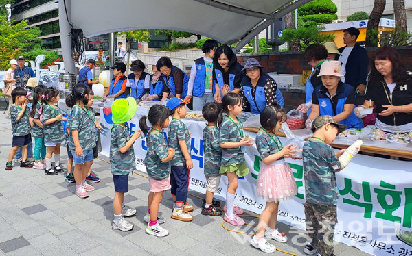▲ 어린이들이 25일 충북 진천군 진천읍사무소 광장에서 진행된 ‘6.25 전쟁 당시 음식 재현 무료 시식회’에서 음식을 맛보고 있다.