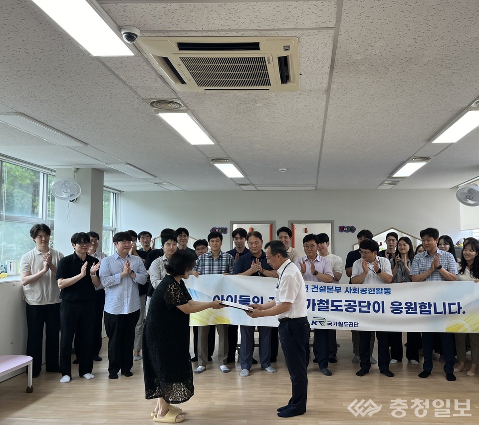 ▲ 국가철도공단 건설본부 봉사단 물품 후원 장면. 왼쪽:부터 다함께돌봄센터 꿈터 김경숙 센터장, 국가철도공단 이명석 건설계획처장