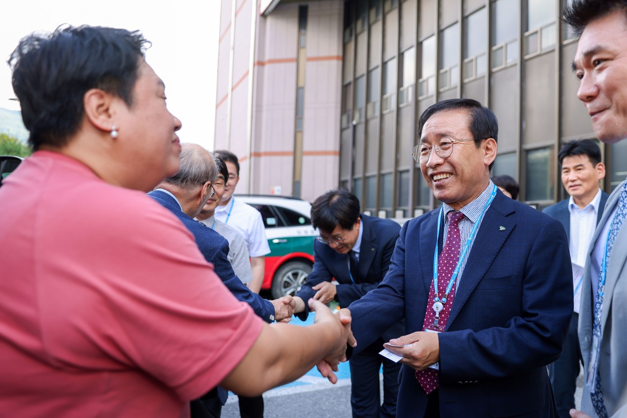 ▲ 30일 김문근 단양군수(오른쪽)가 단양군을 방문한 유네스코 세계지질공원 지정 평가 실사단을 반갑게 맞이하고 있다. 사진=단양군제공