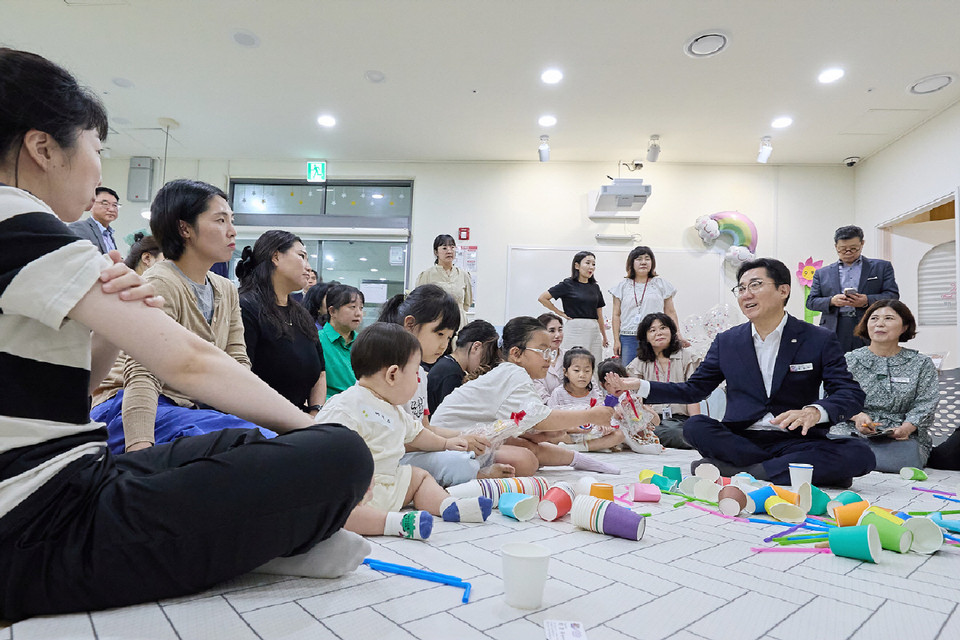 ▲ 박경귀 시장이 취임 2주년 맞아 배방 꿈비채 보육·돌봄 친화공간을 방문,시민들과 소통하고 있다.