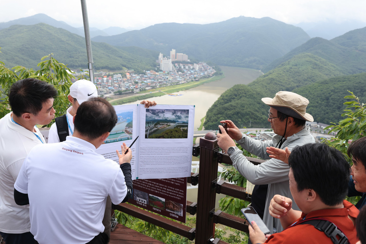 ▲ 유네스코 세계지질공원 지정 외국인 현장 평가단이 만천하스카이워크 정상에 올라 단양지역을 살펴보고 있다. 사진=단양군제공