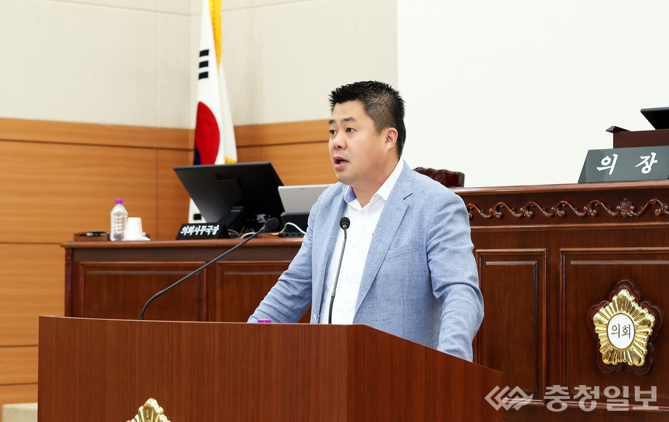 ▲ 유성구의회 송재만 의원이 272회 임시회에서 장애돌봄 가정을 위한 정책 지원과 교육을 강조하는 5분 발언을 하고 있다