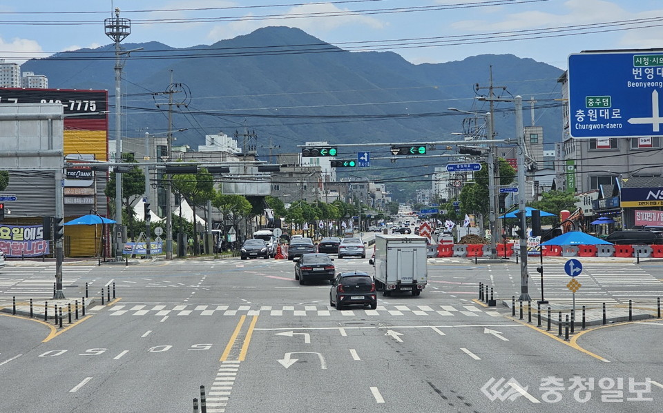 ▲ 충주시가 도심 침수를 예방하기 위해 번영대로에서 우수암거 설치공사를 진행하고 있다.