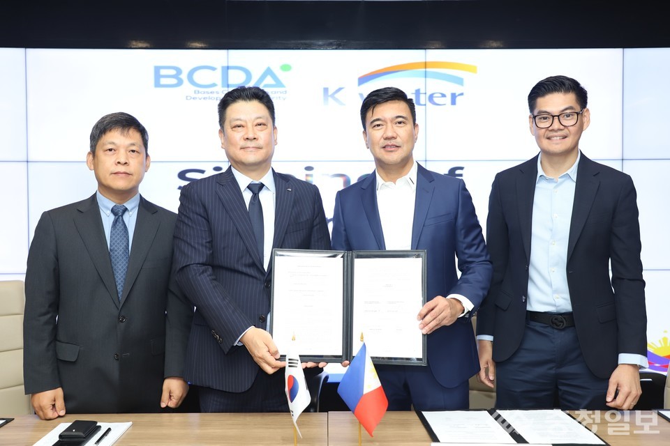 ▲ 17일 필리핀 팜팡가주(州) 클락 현지에서 필리핀 기지전환개발청과 상하수도 기반 시설 확충 타당성 조사 등 국제협력 사업의 원활한 추진을 위한 업무협약식 장면. 사진 왼쪽 두 번째부터 한성용 글로벌사업본부장, 조슈아 M.빙캉(Joshua M.Bingcang) 필리핀 기지전환개발청 사장