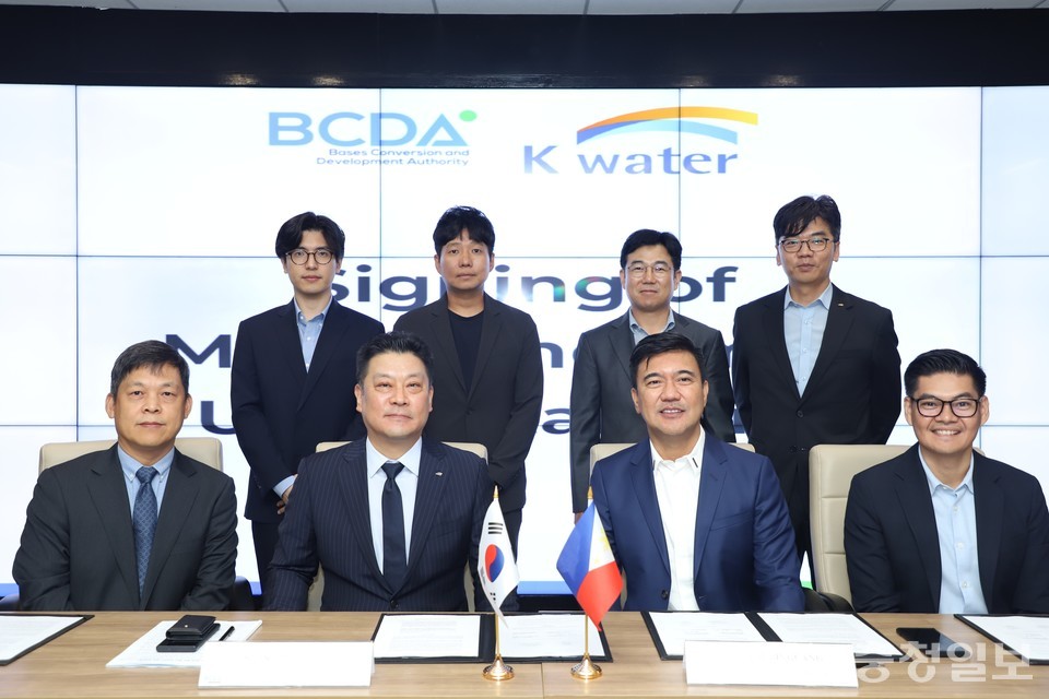 ▲ 필리핀 기지전환개발청과 상하수도 기반 시설 확충 타당성 조사 업무협약 체결 장면. 사진 앞줄 왼쪽 두 번째부터 한성용 글로벌사업본부장, 조슈아 M.빙캉(Joshua M.Bingcang) 필리핀 기지전환개발청 사장
