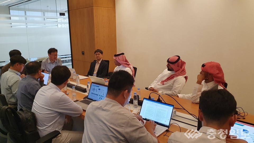 ▲ 한국수자원공사가 사우디아라비아 현지에서 물 분야 협력 관계자들과 함께 물관리 디지털트윈 플랫폼 구축 등 협력을 위한 논의를 하고 있다