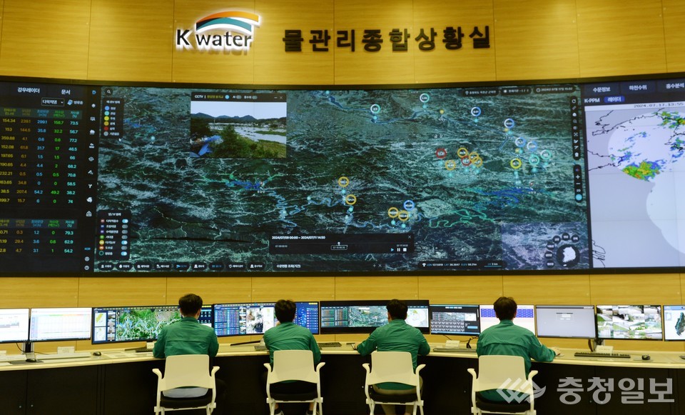 ▲ 한국수자원공사 물관리종합상황실에서 물관리 디지털트윈 플랫폼을 활용하여 집중호우 상황을 점검하고, 홍수 시뮬레이션을 통해 데이터에 기반한 과학적 물관리를 시행하여 최적의 댐 수문 방류를 유지하는 등 홍수 예방에 기여하고 있다