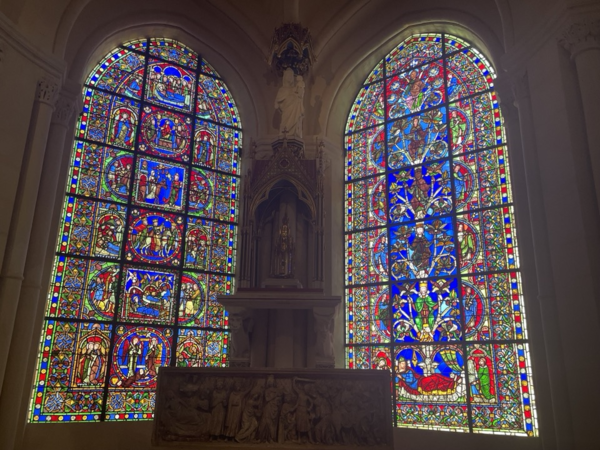 ▲ 생드니 대성당의 예수의 어린 시절(좌)와 이새의 나무(우) 스테인드글라스